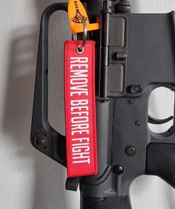 Varusteleka avaimenperä, NIMI + REMOVE BEFORE FIGHT
